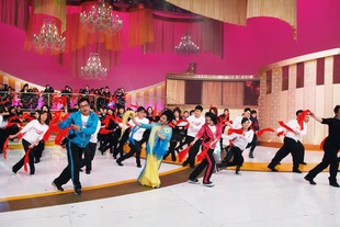 李鋈麟總理、張鳳秋總理聯同薛家燕小姐及歌迷表演出「皆大歡喜樂滿FUN」。