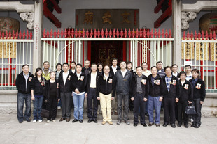 李三元主席(前排中)與董事局成員及高級職員於文武廟前合照。