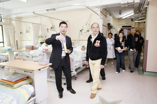 李三元主席(右一)帶領董事局成員到東華三院馮堯敬醫院巡視。