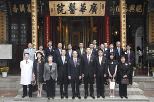 東華三院主席李三元博士（前排中）與董事局成員於東華三院文物館前合照。