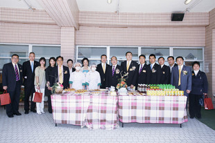李三元主席（右八）率領董事局成員巡視東華三院賽馬會復康中心各項服務。