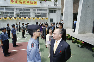 李三元主席檢閱東華三院辛亥年總理中學的制服團隊。