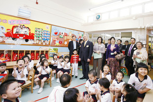 董事局成員觀看東華三院高德根紀念幼稚園的課堂活動。
