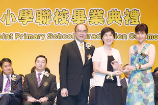 東華三院學務委員會主任委員陳婉珍副主席（右）致送紀念品予黃邱慧清副秘書長（中），由東華三院李三元主席陪同。