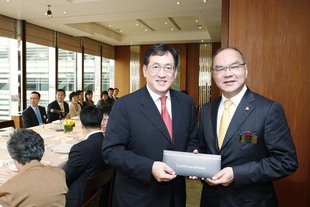 李三元主席（右）致送紀念品予周一嶽局長。