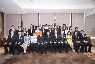 董事局成員及高級職員與食物及衞生局官員合照。
