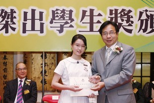 教育局首席教育主任徐啟祥先生頒發獎項予獲得東華三院中學組傑出學生第一名的東華三院甲寅年總理中學簡沛霖同學。