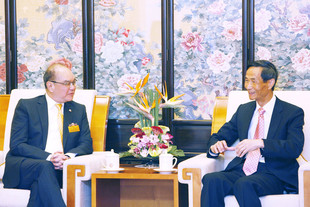 東華三院李三元主席（左）向中聯辦黎桂康副主任闡述東華的服務及發展。