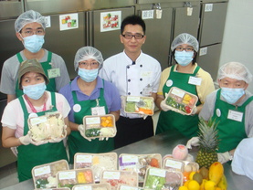 CookEasy「煮餸易」學員為顧客預備健康餸菜包。
