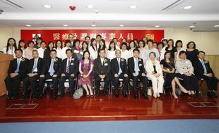 東華三院李三元主席（前排右六）、香港中文大學中醫學院院長車鎮濤教授（前排左六）與修畢課程的醫生、護士、專職醫療及中醫部的員工合照。