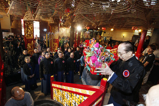 Accompanied by the Board of Directors of Tung Wah, Dr. The Hon. Leo Tung-hai LEE, GBM, GBS, Cav. Gr. Croce, OBE, Chev. Leg. dHon., Comm. Leopold II, LLD, JP, performed the rites.