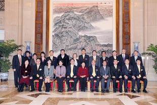中央統戰部尤蘭田副部長(前排左六)等領導與東華三院董事局訪京團成員合影。