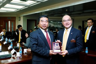 民政部竇玉沛副部長(左)接受李三元主席致送紀念品。