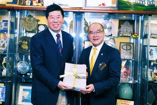 中醫藥管理局李大寧副局長(左)接受李三元主席致送東華三院檔案資料彙編書籍。