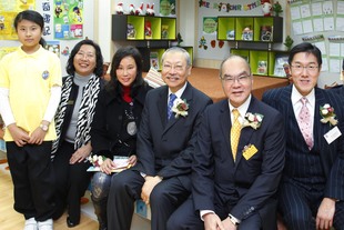 教育局局長孫明揚ＧＢＳ太平紳士（右三）、東華三院主席兼名譽校監李三元博士（右二）及錦燦有限公司代表東華三院二００八至０九年度主席馬清鏗先生ＢＢＳ（右一）與嘉賓參觀校舍。