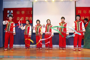 學生為二十周年校慶演出。