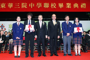 律政司司長黃仁龍資深大律師（左三）頒發畢業證書予畢業學生代表，由東華三院主席李三元博士（右三）陪同。