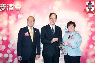 民政事務局局長曾德成太平紳士(中)代表東華三院致送紀念品予《東風破》首映冠名贊助何藍瓊纓女士，由東華三院總理何超蕸小姐（右)代表接受，並由李三元主席陪同。