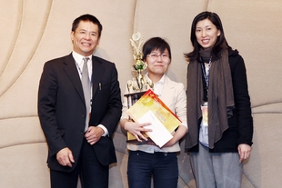 東華三院王定一中醫藥研究及發展基金｣創辦人王定一先生,BBS(左)頒發獎盃予研究生論壇二○一○全場總冠軍上海中醫藥大學代表王令儀小姐（中）。