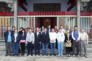 梁定宇主席(前排右六)與董事局成員及高級職員於文武廟前合照。