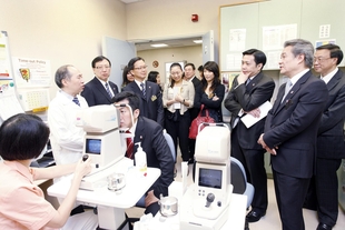 東華三院董事局成員參觀位於東華東院的眼科醫療紀念中心。 