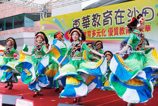 學生在開幕典禮上表演