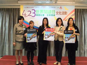 聯合出版社集團行政部副總經理謝力清女士(左一)、三聯書店、中華書局和商務印書館門市負責人及東華三院社服主任(青少年及家庭服務)王鳳儀女士(右二)一起主持啟動儀式。