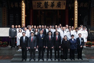 東華三院梁定宇主席（前排左四）與董事局成員於東華三院文物館前合照。