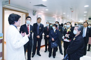 廣華醫院－香港中文大學中醫藥臨床研究服務中心李桿東主任向東華三院梁定宇主席（左二）及董事局成員介紹東華三院上醫館服務。