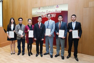 東華三院梁定宇主席（左四）在巡視香港中文大學-東華三院社區書院時頒發優秀教師獎予得獎講師。