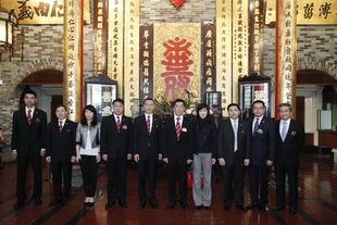 東華三院梁定宇主席（右五）及董事局成員參觀東華三院文物館，了解文物館及其歷史文化工作概況。