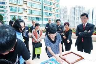 梁定宇主席（右一）率領董事局成員巡視東華三院戴東培社會服務大樓各項服務。