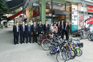 梁定宇主席（右六）與董事局成員巡視賽馬會天水圍綜合服務中心的「BiciLine」單車生態遊及外展服務。