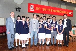 東華三院主席兼名譽校監梁定宇(左五)與辯論比賽冠軍東華三院馬振玉紀念中學師生合照。