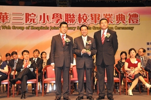 東華三院學務委員會主任委員施榮恆副主席（右）致送紀念品予香港教育學院校長張炳良教授（中），由東華三院梁定宇主席陪同。