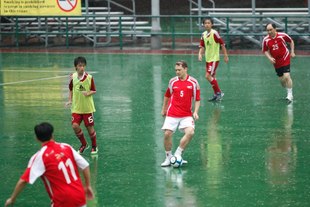 東華三院邀得多位著名足球員與香港足球總會U15青年隊(穿背心者)對壘。