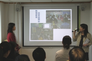 東華三院戒煙綜合服務中心主任陳靜嫻(右) 剖析香港及兩性的吸煙趨勢，並簡介東華三院戒煙綜合服務中心對戒煙人士所提供的服務支援。
