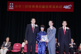 東華三院學務委員會主任委員兼副主席施榮恆 (左一)及學生代表(左二)致送紀念品予教育局首席助理秘書長(質素保證)鄧發源 (右二)，由東華三院主席兼名譽校監梁定宇陪同。
