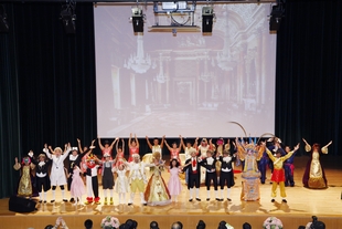 東華三院特殊學校學生於畢業典禮上表演。
