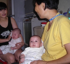 「社區保姆」義工協助需外出工作的家長照顧幼兒，大大減輕家長的壓力。