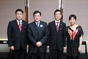東華三院主席梁定宇（右二）、東華三院副主席陳婉珍(右一)、東華三院主席馮敬偉(左一)與周一嶽局長合照。