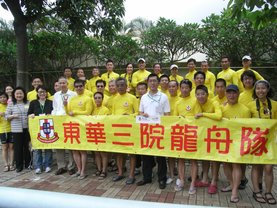 東華三院主席梁定宇到沙田城門河為龍舟隊打氣。