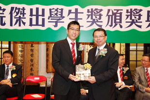 東華三院主席兼名譽校監梁定宇（左）致送紀念品予教育局首席教育主任（質素保證）衛沛華。