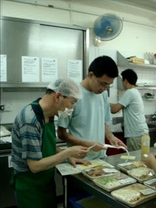 建昌記憶力強，仔細協助餸菜包送遞工作。