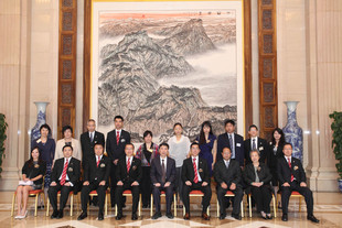 中央統戰部黃躍金副部長(前排左五)等領導與東華三院董事局訪京團成員合照。