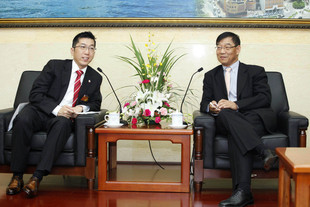 國務院港澳辦公室錢力軍司長(右)與梁定宇主席交流香港及東華三院事務。