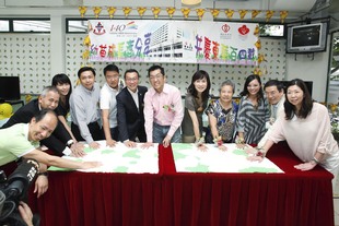 東華三院主席暨廣華醫院醫院管治委員會主席梁定宇（右六）及嘉賓為「手手相印」親子活動主持開展儀式。