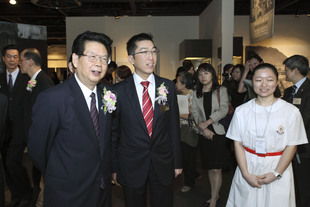東華三院學生為全國政協常務委員暨文史和學習委員會主任陳福今（左）及東華三院主席梁定宇介紹展品。