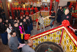 Accompanied by the Board of Directors of Tung Wah, Mr. LAI Sze Nuen, MBE, JP, Chairman of Tung Wah (1969/1970), performed the rites.