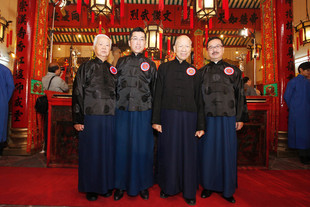  (From Left) Mr. KONG Wing-on, JP, Chairman of Tung Wah (1975/1976), Mr. Billy LEUNG, Chairman of Tung Wah, Mr. LAI Sze Nuen, MBE, JP, Chairman of Tung Wah (1969/1970) and Dr. CHOW Chun Kay, Stephen, SBS, JP, Current Advisory Board Member and Chairman of Tung Wah 2001/2002, at the Autumn Sacrificial Rites